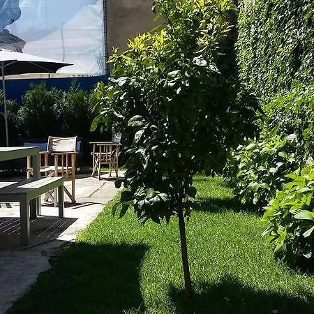 Hostel Garden House *